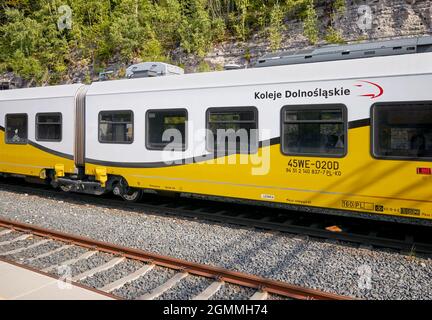 Szklarska Poreba, Polonia - 09 settembre 2021: Treno delle Ferrovie della bassa Slesia (Koleje Dornoslaskie) sulla stazione. Foto Stock