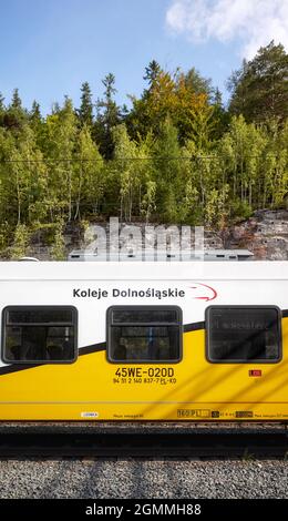 Szklarska Poreba, Polonia - 09 settembre 2021: Treno delle Ferrovie della bassa Slesia (Koleje Dornoslaskie) sulla stazione. Foto Stock