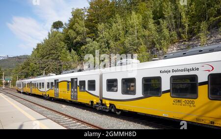 Szklarska Poreba, Polonia - 09 settembre 2021: Treno delle Ferrovie della bassa Slesia (Koleje Dornoslaskie) sulla stazione. Foto Stock