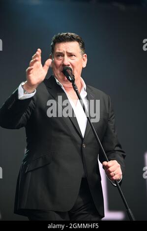 Tony Hadley si esibisce a , Lets Rock 80s , Leeds , UK , 18.09.2021 Foto Stock