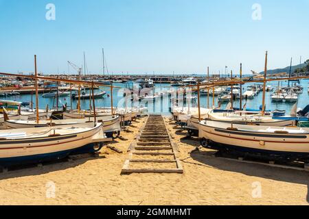 Spiaggia piena di barche a Llafranc, Girona sulla Costa Brava di Catalogna nel Mediterraneo Foto Stock