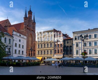 Torun, Polonia - 6 settembre 2021: Vista della piazza principale nel centro storico di Torun con la chiesa di Santa Maria Foto Stock