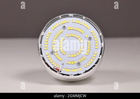 All'interno di una lampada a LED con molti piccoli diodi ad emissione luminosa con coperchio estratto Foto Stock