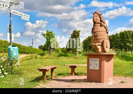 Wiesloch, Germania - Agosto 2021: Scultura del dio del vino chiamata 'Speedy Bacchus' con vigneto sullo sfondo Foto Stock