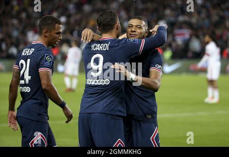 Mauro Icardi del PSG celebra il traguardo vincente con Kylian Mbappe, lasciato Thilo Kehrer durante il campionato francese Ligue 1 partita di calcio tra Paris Saint-Germain (PSG) e Olympique Lyonnais il 19 settembre 2021 allo stadio Parc des Princes di Parigi, Francia - Foto: Jean Catuffe/DPPI/LiveMedia Foto Stock