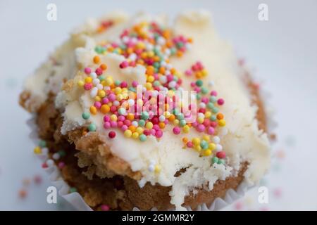 Chiudere la cupcake ghiacciata con delle spruzzette Foto Stock