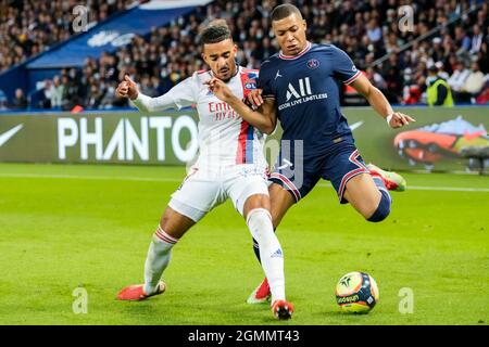 PARIJS, FRANCIA - SETTEMBRE 19: Malo gusto di Lione Olympique e Kylian Mbappe di Parigi Saint-Germain durante la partita Ligue 1 tra Parigi Saint-Germain e Lione Olympique al Parc des Princes il 19 Settembre 2021 a Parijs, Francia (Foto di Geert van Erven/Orange Pictures) credito: Orange Pics BV/Alamy Live News Foto Stock