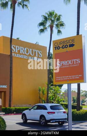 Germogli quartiere contadini mercato negozio di alimentari marciapiede per andare segno nel parcheggio area Foto Stock