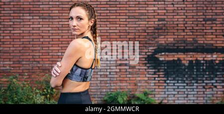 Sportswoman con trecce boxer in posa Foto Stock