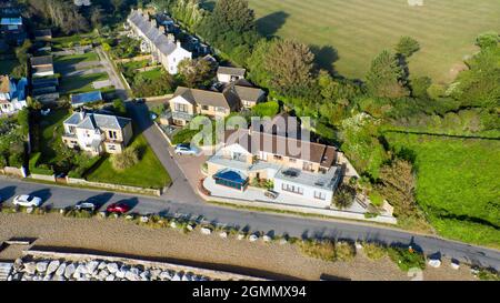 Vista aerea di alcune case sul lungomare di Oldstairs Bay, Kingsdown, Kent Foto Stock