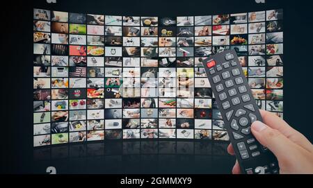 Concetto di video multimediale sulla parete multimediale. Servizi di streaming TV, video on demand Foto Stock