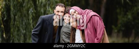 Famiglia araba con bambini sorridenti a macchina fotografica nel parco, banner Foto Stock