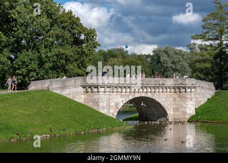 GATCHINA, Regione di Leningrad, Russia - 18 agosto 2021: Il Ponte Carp vicino allo Stagno Carp nella Riserva del Museo di Stato Gatchina Foto Stock
