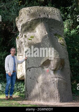 PRODUZIONE - 14 Settembre 2021, Hessen, Francoforte sul meno: Jens Söring si trova accanto a una copia gigante di una scultura Moai nel Palmengarten di Francoforte. Il figlio di un diplomatico tedesco è stato condannato alla prigione a vita negli Stati Uniti per il doppio omicidio e fu deportato in Germania solo nel 2019 dopo 33 anni di ritardo. Qui sta ora cercando di costruire una nuova esistenza. (Al dpa 'dopo più di 33 anni di carcere: I primi mesi di Jens Söring in libertà') Foto: Boris Roessler/dpa Foto Stock