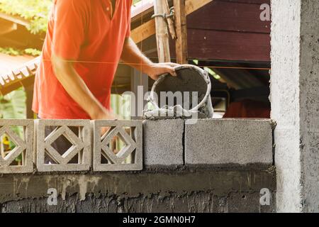 Motion blur muratore uomo che lavora costruire per la costruzione a casa Foto Stock