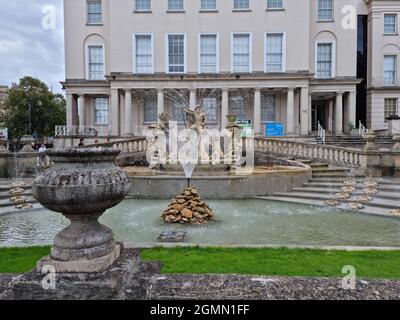 Cheltenham, settembre 2021: La Fontana di Nettuno situata nella Promenade di Cheltenham è stata progettata da Joseph Hall e costruita nel 1893 Foto Stock