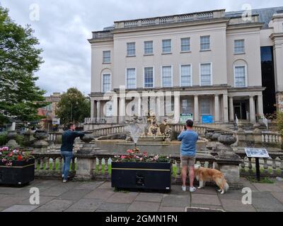 Cheltenham, settembre 2021: La Fontana di Nettuno situata nella Promenade di Cheltenham è stata progettata da Joseph Hall e costruita nel 1893 Foto Stock