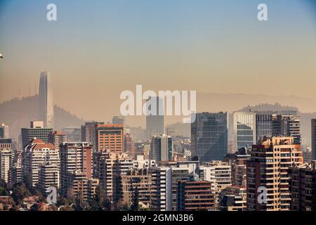 El Gran Torre, nella città di Santiago del Cile, è l'edificio più alto e più recente dell'America Latina e il secondo più alto dell'emisfero meridionale. Foto Stock