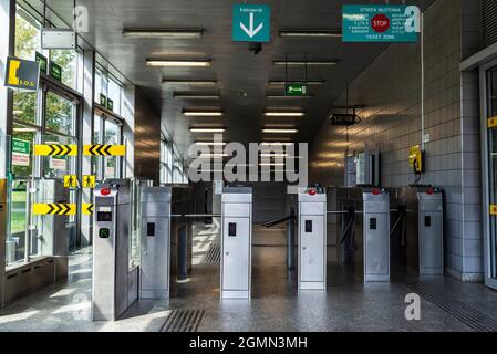 Varsavia, Polonia - 1 settembre 2018: Barriere per il controllo automatico degli accessi o tornello nella stazione della metropolitana con segnali di ingresso e uscita a Varsavia, po Foto Stock