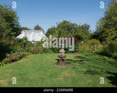 Garden of Broughton House casa di città del XVIII secolo High Street Kirkcudbright. Dumfries e Galloway Scotland meridiana in giardino formale Foto Stock