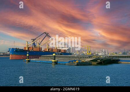 porto di rotterdam / paesi bassi - 2021-09-03: parkcarrier danese nord baltic (imo # 9826433) che scarica il carico alla rinfusa a waalhaven nelle chiatte -- [. Foto Stock