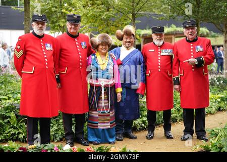 I pensionati del Chelsea posano con gli ospiti del Tibet indossando il costume tradizionale al giorno di stampa RHS Chelsea Flower Show, al Royal Hospital Chelsea, Londra. Data foto: Lunedì 20 settembre 2021. Foto Stock