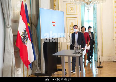 Vienna, Austria. 20th Set, 2021. . Dichiarazioni stampa con il ministro della Sanità Wolfgang Mückstein (fronte) e Elisabeth Köstinger, ministro federale dell'Agricoltura, delle regioni e del turismo. Credit: Franz PERC / Alamy Live News Foto Stock