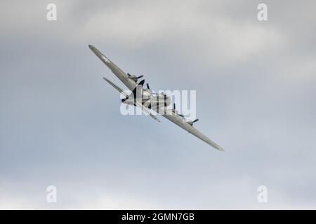 La Boeing B-17G Flying Fortress ‘Sally B’ si esibisce all’Abingdon Air & Country Show l’11 settembre 2021 Foto Stock