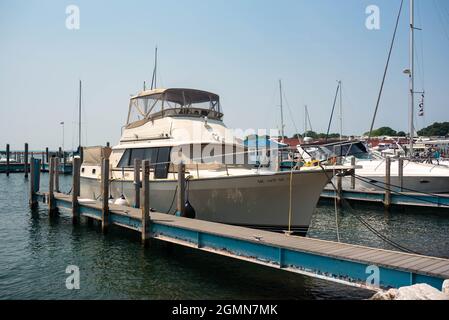 Mackinaw Island, MI - 14 luglio 2021: Piccolo ormeggiato a Mackinaw Island su MI il 14 luglio 2021. Foto Stock