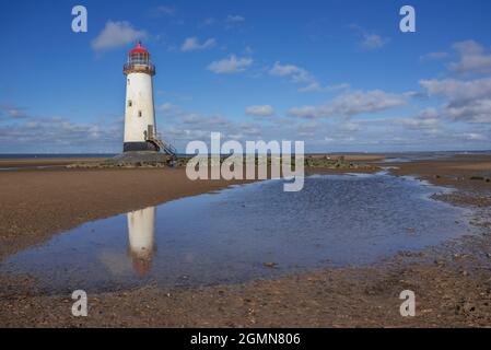 Il faro di Point of Ayr, il faro di AKA Talacre. Si tratta di un edificio classificato di grado II situato sul punto di Ayr, vicino al villaggio di Talacre in Nor Foto Stock