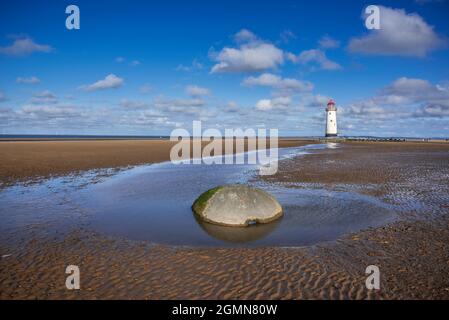 Il faro di Point of Ayr, il faro di AKA Talacre. Si tratta di un edificio classificato di grado II situato sul punto di Ayr, vicino al villaggio di Talacre in Nor Foto Stock