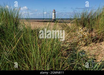 Il faro di Point of Ayr, il faro di AKA Talacre. Si tratta di un edificio classificato di grado II situato sul punto di Ayr, vicino al villaggio di Talacre in Nor Foto Stock