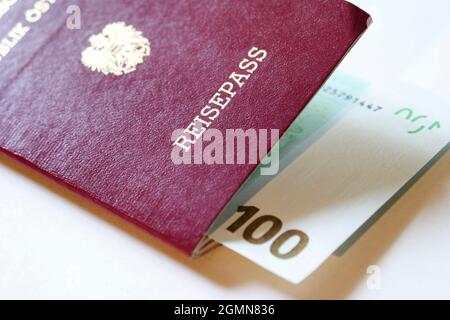 Passaporto dell'Austria, Republik Oesterreich, con 100 euro di fattura, Austria Foto Stock