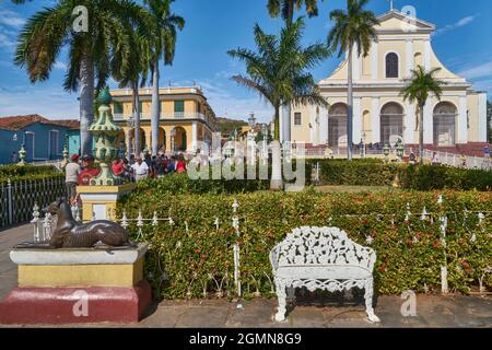 Plaza Mayor con chiesa Iglesia de la Santissima (a destra) e palazzo Palacio Brunet (a sinistra), Cuba, Trinidad Foto Stock