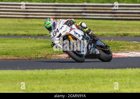 Alastair Seeley conduce all'ultimo giro del Trofeo Enkalon 2021 del campionato Ulster Superbike al Bishopscourt Circuit, Irlanda del Nord Foto Stock