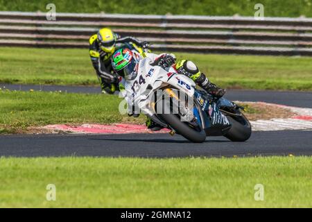 Alastair Seeley conduce all'ultimo giro del Trofeo Enkalon 2021 del campionato Ulster Superbike al Bishopscourt Circuit, Irlanda del Nord Foto Stock