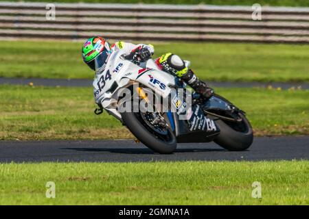 Alastair Seeley nel Trofeo Enkalon 2021 del campionato Ulster Superbike al Bishopscourt Circuit, Irlanda del Nord Foto Stock