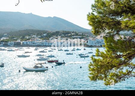 Spiaggia piena di barche a Girona sulla Costa Brava di Catalogna nel Mediterraneo Foto Stock