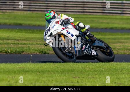 Alastair Seeley conduce all'ultimo giro del Trofeo Enkalon 2021 del campionato Ulster Superbike al Bishopscourt Circuit, Irlanda del Nord Foto Stock