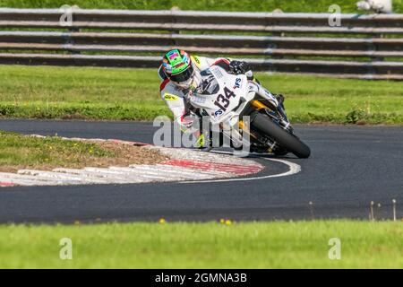 Alastair Seeley conduce all'ultimo giro del Trofeo Enkalon 2021 del campionato Ulster Superbike al Bishopscourt Circuit, Irlanda del Nord Foto Stock