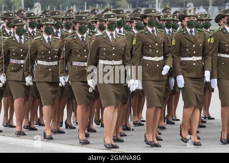 Santiago, Cile. 19 Settembre 2021. I soldati prendono parte ad una parata militare annuale per celebrare la Giornata delle Glorie dell'Esercito al parco o'Higgins, a Santiago, Cile, il 19 settembre 2021. Credit: Jorge Villegas/Xinhua/Alamy Live News Foto Stock