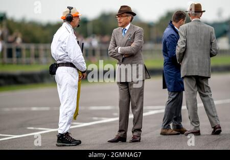 Goodwood, Regno Unito. 19 Settembre 2021. Lord March parla con lo steward della corsa al Goodwood Revival Festival presso il Goodwood Circuit di Sussex, Regno Unito, il 19 settembre 2021. Foto di Phil Hutchinson. Solo per uso editoriale, licenza richiesta per uso commerciale. Nessun utilizzo nelle scommesse, nei giochi o nelle pubblicazioni di un singolo club/campionato/giocatore. Credit: UK Sports Pics Ltd/Alamy Live News Foto Stock