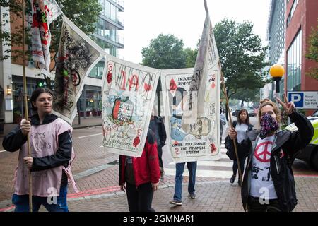 Londra, Regno Unito. 14 settembre 2021. Stop the Arms Fair gli attivisti protestano fuori da Excel Londra il primo giorno della fiera DSEI 2021 Arms. Da oltre una settimana, gli attivisti di diversi gruppi protestano fuori dal luogo per una delle più grandi fiere di armi del mondo. Credit: Mark Kerrison/Alamy Live News Foto Stock