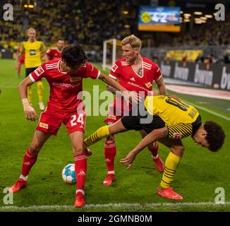 Genki Haraguchi di Union, Andreas Voglsammer vs. Axel Witsel (BVB) Borussia Dortmund - Union Berlin 19.09.2021, Fussball; Bundesliga, Saison 2021/22 Foto Stock