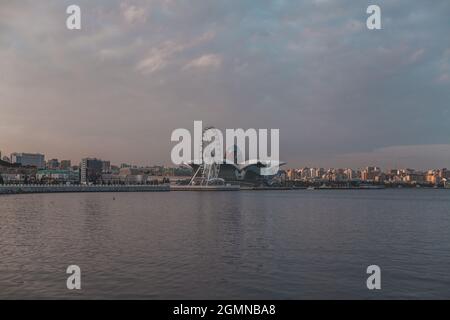 Argine di Baku al tramonto con edifici moderni. Cielo nuvoloso al tramonto sul lungomare di Baku, Azerbaijan. Foto di alta qualità Foto Stock