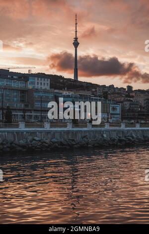 Argine di Baku al tramonto. Tramonto viola in Azerbaigian. Foto di alta qualità Foto Stock