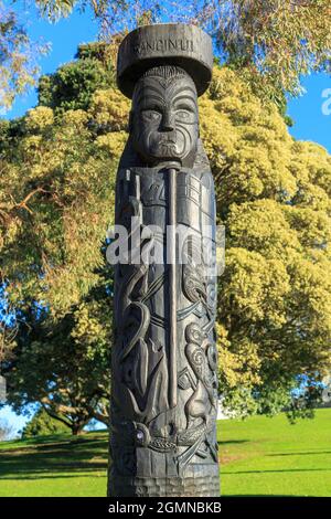 Un Maori pou (posto scolpito) a Gate Pa, Tauranga, Nuova Zelanda, commemorando il popolo Ngati Ranginui che morì nella battaglia di Gate Pa (1864) Foto Stock