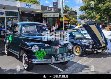 Una Mercury Coupé del 1947 e una Jaguar SJ6 del 1974 in una mostra di auto classica a Tauranga, Nuova Zelanda Foto Stock