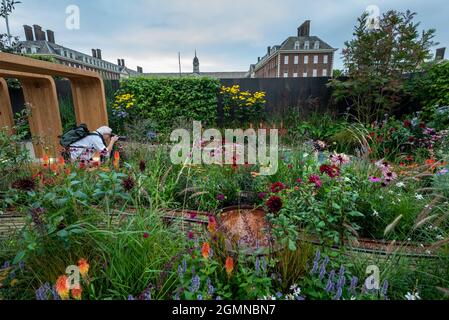 Londra, Regno Unito. 20 settembre 2021. The Finding Our Way - un NHS Tribute Sanctuary Garden, di Naomi Ferrett-Cohen, al RHS Chelsea Flower Show. Annullato a causa di problemi Covid-19 l'anno scorso, questa è la prima volta che lo spettacolo si svolge nel mese di settembre (di solito maggio). Lo spettacolo si svolge fino al 26 settembre presso il Royal Hospital Chelsea. Credit: Stephen Chung / Alamy Live News Foto Stock