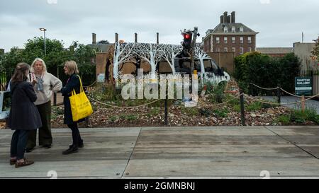 Londra, Regno Unito. 20 settembre 2021. L'opera "Delays Expected" 2020 di Dan Rawling Gallery presso il Chelsea Flower Show di RHS. Annullato a causa di problemi Covid-19 l'anno scorso, questa è la prima volta che lo spettacolo si svolge nel mese di settembre (di solito maggio). Lo spettacolo si svolge fino al 26 settembre presso il Royal Hospital Chelsea. Credit: Stephen Chung / Alamy Live News Foto Stock